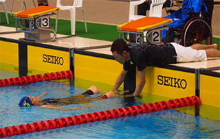 swimming view (Foot/Feet Start):The swimmer shall have some part of the body in contact with the wall until the starting signal is given. The swimmer may be assisted by a Support Staff.